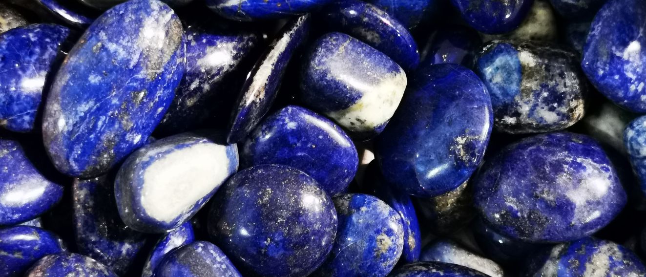 Lapis-Lazuli : Signification, Vertus et Propriétés - Tout sur cette Pierre Mystique