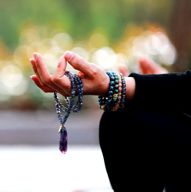 Collier Mala de 108 Perles en Cordiérite : Élévation Spirituelle et Méditation Profonde